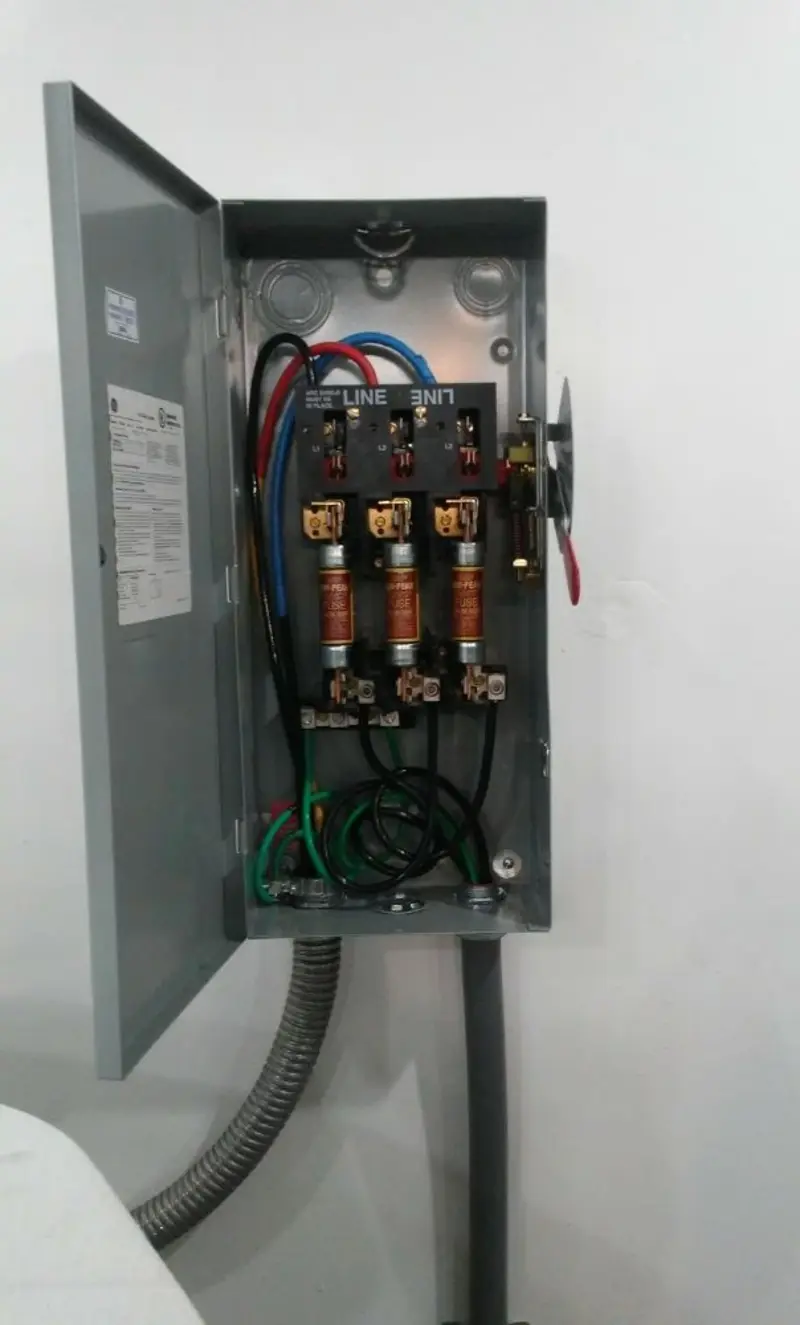 Three-phase disconnect switch installed for Smoke Detector Installation in Cockrell Hill